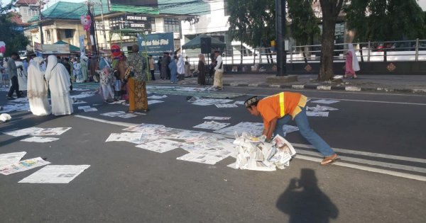 Intruksi Camat Panakukkang, Sampah Koran Bekas Sholat Idul Fitri Bersih Dalam Sekejap