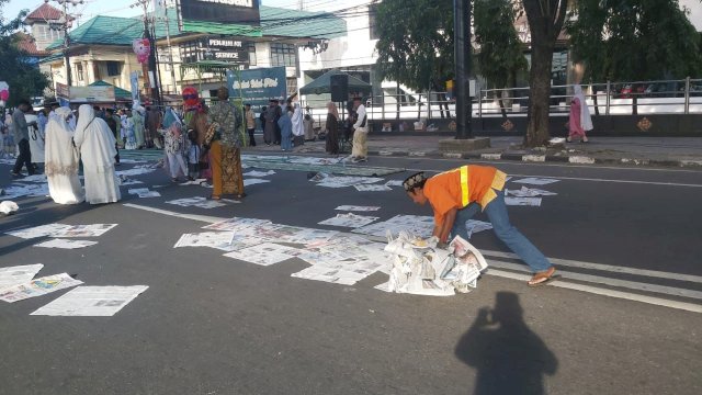 Intruksi Camat Panakukkang, Sampah Koran Bekas Sholat Idul Fitri Bersih Dalam Sekejap