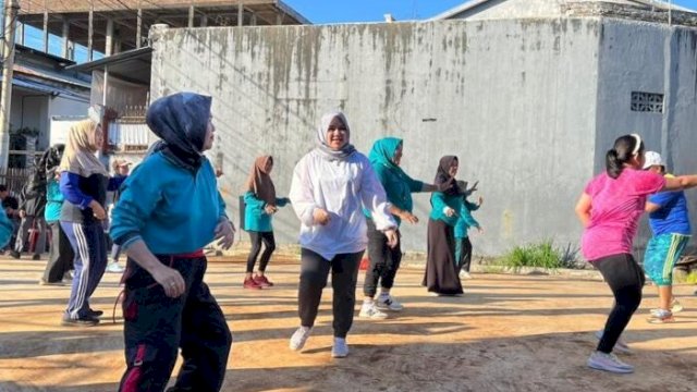 Usai Senam Pagi, Ketua PKK Panakukkang Tinjau Longwis