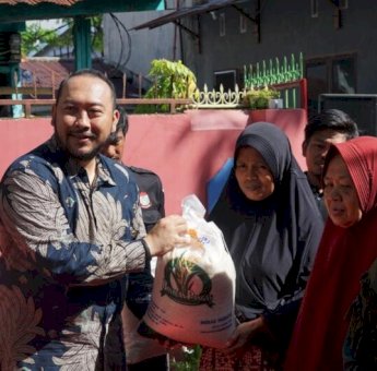 Andi Pangeran Serahkan Bantuan Pangan Beras Buat Warga Longwis