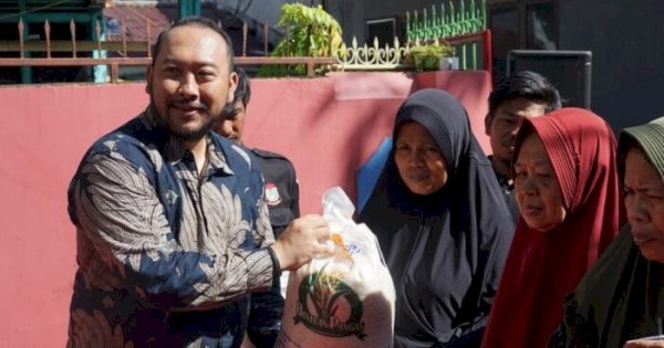 Andi Pangeran Serahkan Bantuan Pangan Beras Buat Warga Longwis