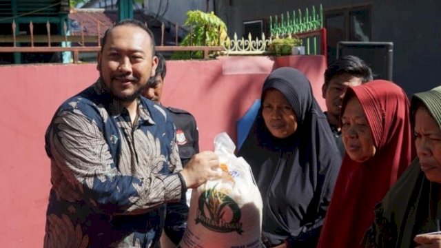 Andi Pangeran Serahkan Bantuan Pangan Beras Buat Warga Longwis