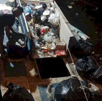 Petugas Pattasaki DP2 Makassar Angkut Sampah di Laut Losari