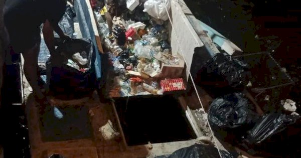 Petugas Pattasaki DP2 Makassar Angkut Sampah di Laut Losari