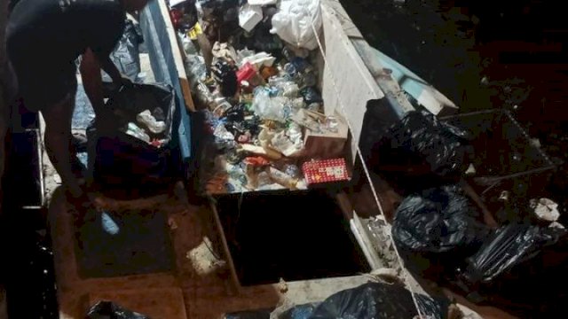 Petugas Pattasaki DP2 Makassar Angkut Sampah di Laut Losari