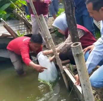 DP2 Makassar Serahkan Bantuan Pakan Ikan Nila dan Lele ke Pokdakan di Kecamatan Rappocini
