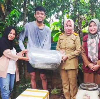 Evy Aprialty Serahkan Bantuan Pakan Ikan ke Kelompok Budi Daya Ikan