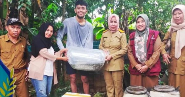 Evy Aprialty Serahkan Bantuan Pakan Ikan ke Kelompok Budi Daya Ikan