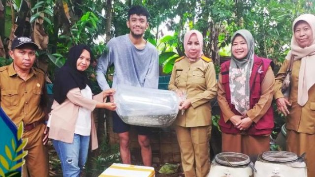 Evy Aprialty Serahkan Bantuan Pakan Ikan ke Kelompok Budi Daya Ikan