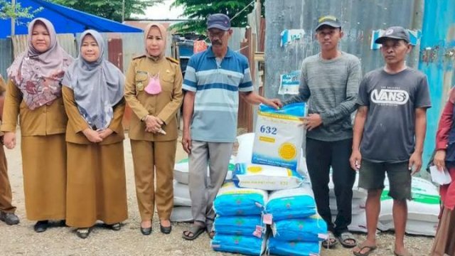 DP2 Makassar Serahkan Bantuan Benih Ikan di Tiga Kelurahan