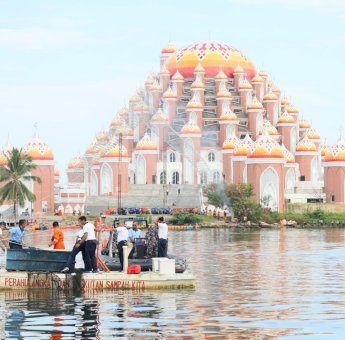 Danny Pomanto Naik Speedboat Pantau Aksi Bersih-bersih Pantai Sambut MNEK