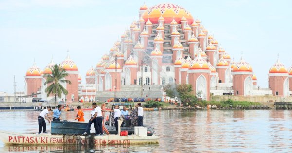 Danny Pomanto Naik Speedboat Pantau Aksi Bersih-bersih Pantai Sambut MNEK