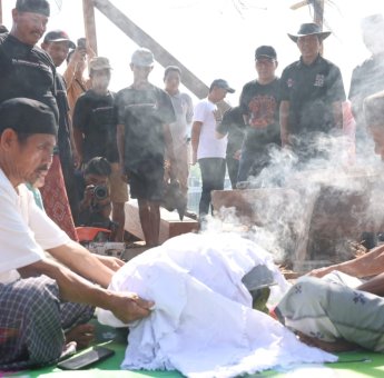 Danny Pomanto Saksikan Prosesi Pemotongan Lunas Kapal Pinisi