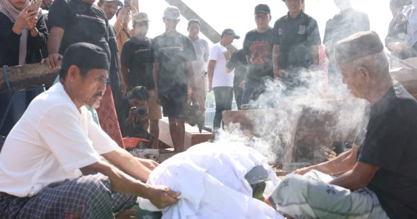 Danny Pomanto Saksikan Prosesi Pemotongan Lunas Kapal Pinisi