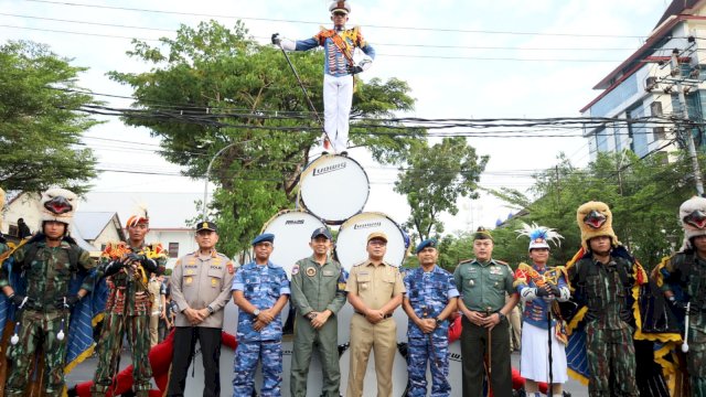 Latihan CWP di Kota Makassar, Danny Pomanto Saksikan Kirab dan Display Drumband Taruna AAU