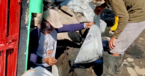 Antisipasi Genangan, Dinas PU Makassar Turunkan Satgas Keruk Saluran Drainase di Andi Djemma