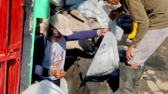 Antisipasi Genangan, Dinas PU Makassar Turunkan Satgas Keruk Saluran Drainase di Andi Djemma