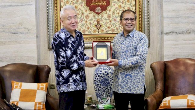 Wali Kota Makassar Moh Ramdhan Pomanto bersama Dubes Korea Selatan Mr Lee San Deok 