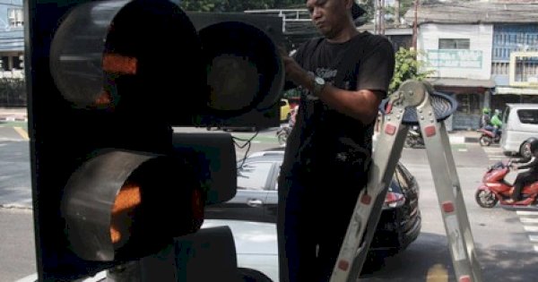 Tim URC Dishub Makassar Respon Cepat Laporan Warga Soal Traffic Light di Monginsidi dan Bulukunyi