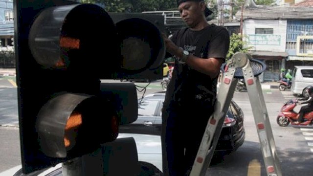 Tim URC Dishub Makassar Respon Cepat Laporan Warga Soal Traffic Light di Monginsidi dan Bulukunyi