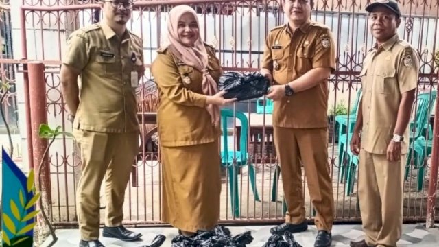 Momen Ramadan, DP2 Kota Makassar Serahkan Paket Bantuan ke Warga Prasejahtera di Mamajang