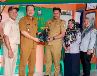 Berbagi Keberkahan Bulan Ramadan, DP2 Makassar Bagi-Bagi Paket Sembako di Kelurahan Mangasa