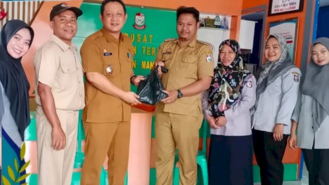 Berbagi Keberkahan Bulan Ramadan, DP2 Makassar Bagi-Bagi Paket Sembako di Kelurahan Mangasa