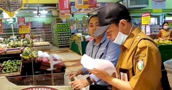 Tim Pengawasan DP2 Makassar Lakukan Pemeriksaan Produk Peternakan di Pasar Modern