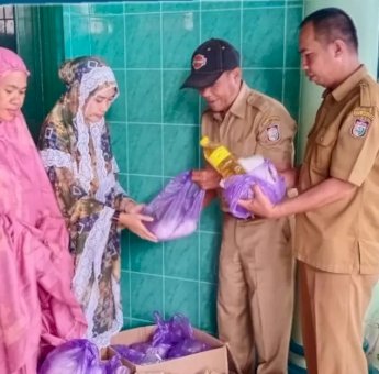 DP2 Makassar Bagi-Bagi Paket Sembako di Dua Lokasi