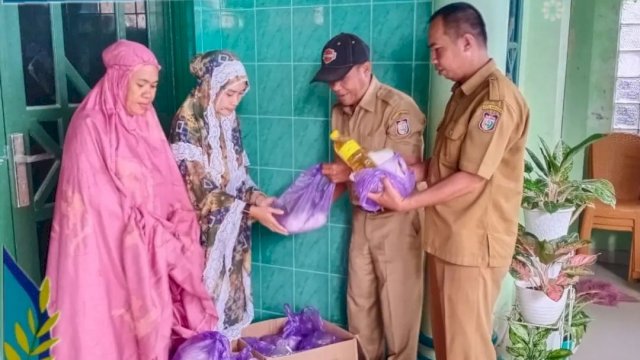 DP2 Makassar Bagi-Bagi Paket Sembako di Dua Lokasi
