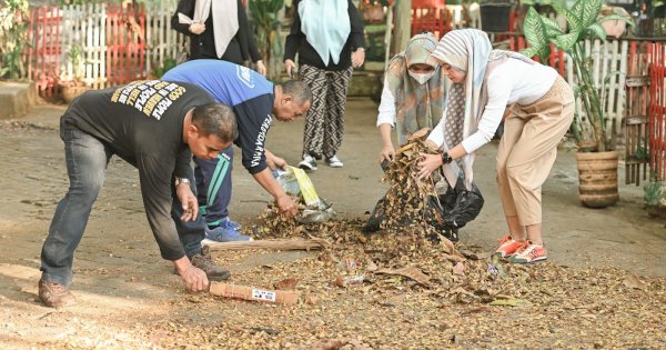 Aksi Jajaran PDAM Makassar Bersihkan Pinggiran Saluran Air