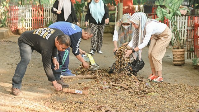 Aksi Jajaran PDAM Makassar Bersihkan Pinggiran Saluran Air