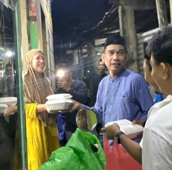 Gerebek Sahur di Tamamaung, Ketua DPRD Makassar Rudianto Lallo Bagikan Paket Makanan ke Warga