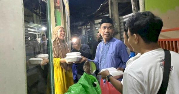 Gerebek Sahur di Tamamaung, Ketua DPRD Makassar Rudianto Lallo Bagikan Paket Makanan ke Warga