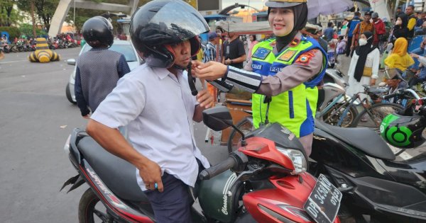 Satlantas Polres Pelabuhan Makassar Imbau Masyarakat Selalu Gunakan Helm dan Patuhi Rambu Lalu Lintas