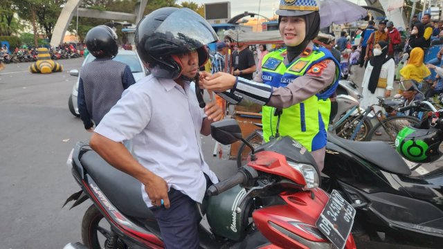 Satlantas Polres Pelabuhan Makassar Imbau Masyarakat Selalu Gunakan Helm dan Patuhi Rambu Lalu Lintas