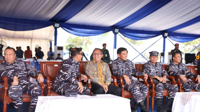 Tinjau Lokasi Opening Ceremony MNEK 2023, KASAL Laksamana TNI Muhammad Ali Ajak Danny Pomanto Jajal KRI Bung Karno-369