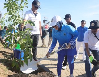 Fatmawati Rusdi dan Delegasi 36 Negara Tanam Pohon Hingga Bersepeda Bersama
