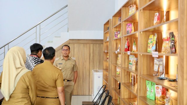 Wali Kota Makassar Moh Ramdhan Pomanto bersama Kepala Dinas Koperasi dan UKM Muhammad Rheza 