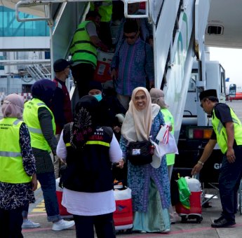 392 Jemaah Haji Kloter I Dembarkasi Makassar Tiba