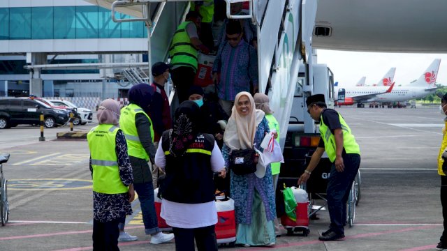 392 Jemaah Haji Kloter I Dembarkasi Makassar Tiba