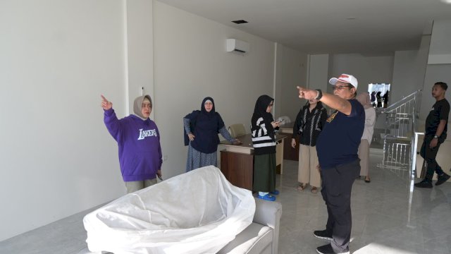 Indira Yusuf Ismail meninjau Kantor Perbasi Kota Makassar di Kawasan CPI, Minggu (23/7).