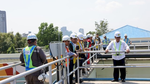 Menteri PUPR Basuki Hadimuljono meninjau IPAL Losari di Jalan Metro Tanjung Bunga Makassar, Kamis (27/7).
