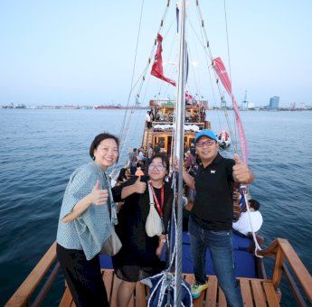 Danny Pomanto dan Arsitek se-ASEAN Nikmati Senja di Pantai Losari dari atas Kapal Pinisi