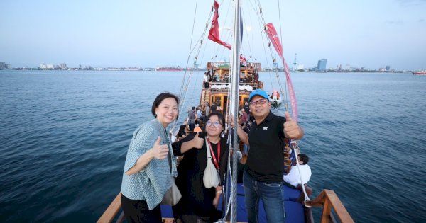 Danny Pomanto dan Arsitek se-ASEAN Nikmati Senja di Pantai Losari dari atas Kapal Pinisi