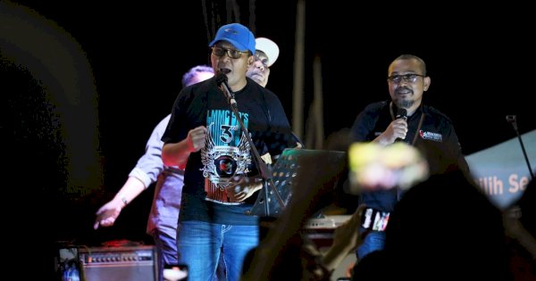 Nyanyikan Lagu Firman Kehilangan, Danny Pomanto Hibur Pengunjung Anjungan Pantai Losari