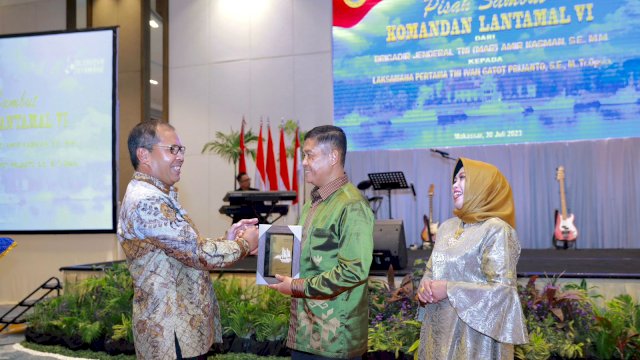 Wali Kota Makassar Moh Ramdhan Pomanto menyerahkan cendramata kepada Brigjen TNI (Mar) Amir Kasman dalam acara Pisah Sambut Komandan Lantamal VI Makassar, di Hotel Claro, Minggu (30/7) malam.