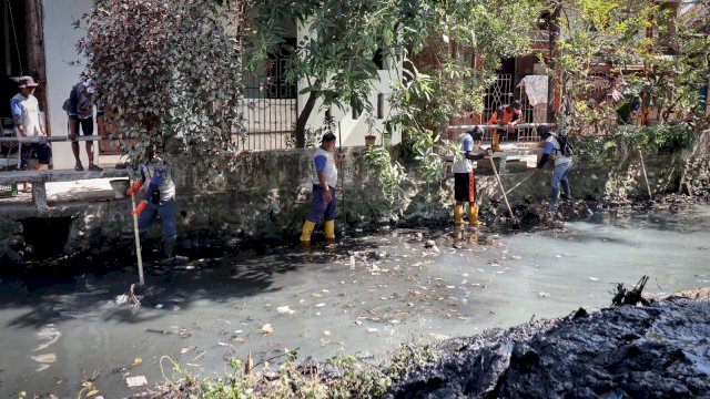 Antisipasi Banjir, Satgas Drainase Dinas PU Keruk Sedimen Hingga Bersihkan Eceng Gondong di Kanal Buloa