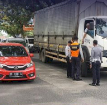 Patuhi Perwali, Dishub Tertibkan Mobil Angkutan Barang