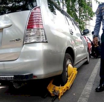 Langkah Dishub Makassar Bagi Warga Parkir di Bahu Jalan
